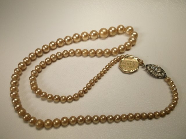 Antique New Deltah Genuine Pearl Necklace 10kt Clasp: Antique New Old Stock, Never Worn, still with tags, genuine deltah pearl necklace with a 10kt gold clasp, very nice