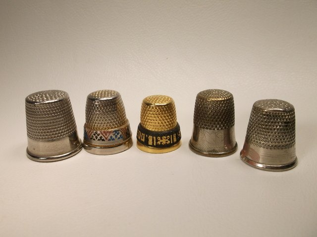 5 Vintage Antique Metal Sewing Thimbles: .
