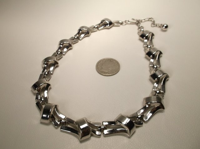 Nice Vintage Trifari Necklace: .