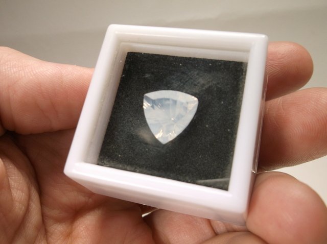 Beautiful 4.5 ct True Blue Moon Quartz Gemstone: .