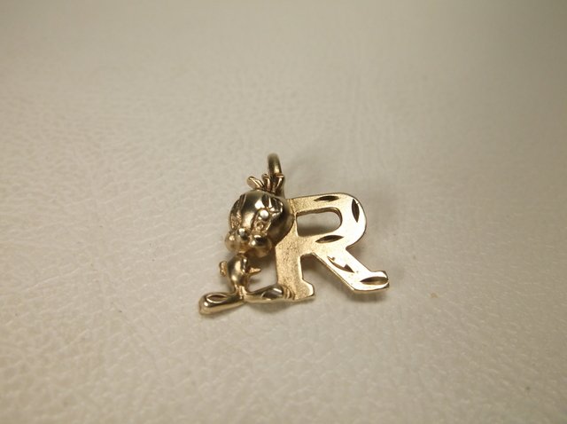 Beautiful 14kt Gold Tweety bird R Pendant: .
