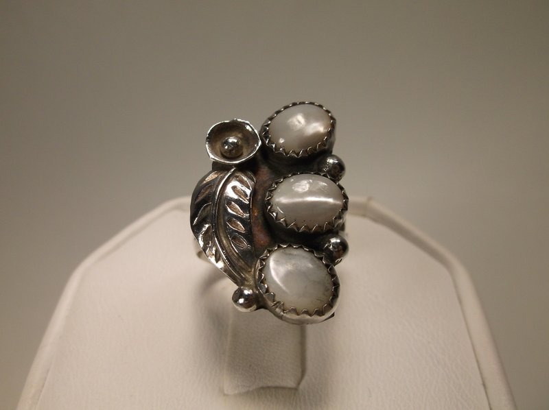 Beautiful Sterling Silver Navajo MOP Ring 6.5: very nice