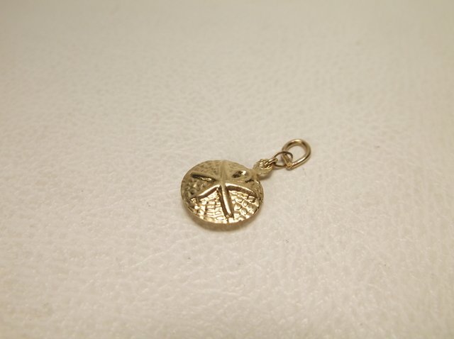 Beautiful 14kt Gold Sand Dollar Charm: .