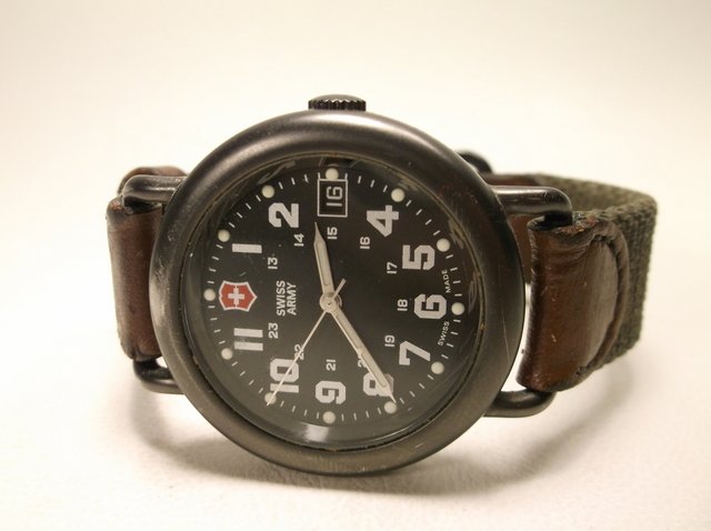 Genuine Swiss Army Wristwatch: works great, needs a new battery