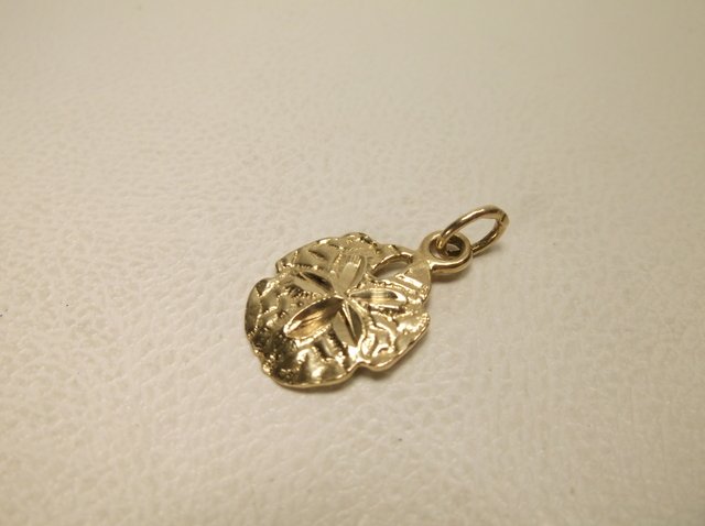 Beautiful Heavy 14kt Gold Sand Dollar Charm: .