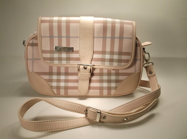 Burberry Handbag Purse: has not been verified
