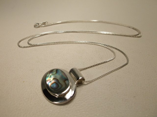 Beautiful Sterling Silver Abalone Necklace: .