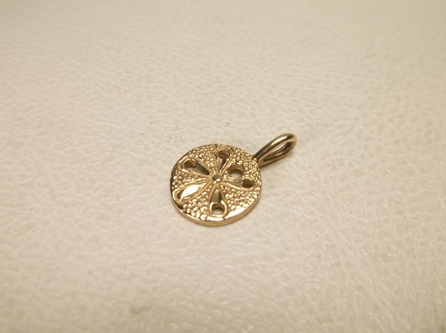 Beaut 14kt Gold Sand Dollar Pendant: .
