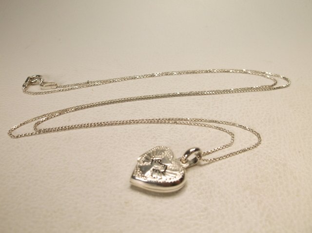 Nice Sterling Silver Locket Necklace: .