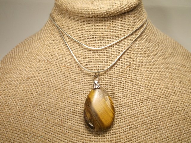 Beautiful Sterling Silver Tigers Eye Necklace: .