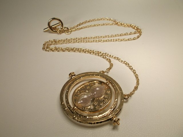 Beautiful Sand Time Pendulum Necklace: .