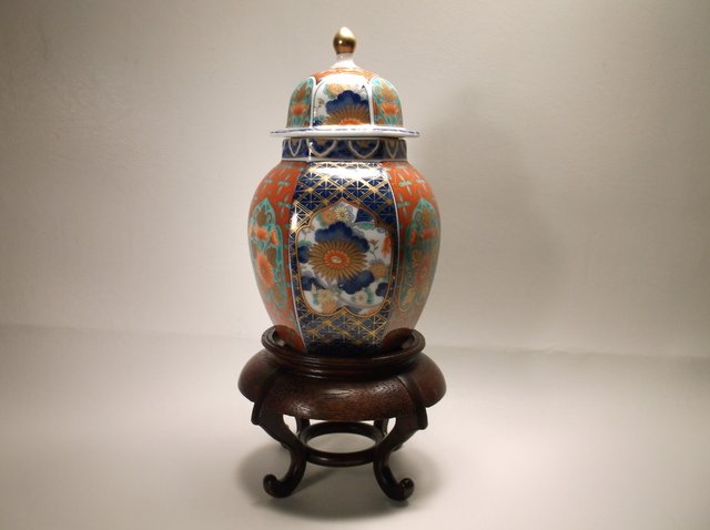 Beautiful Oriental Ginger Jar on Stand: beautiful in excellent condition, measures 10 inches in height while sitting on the stand
