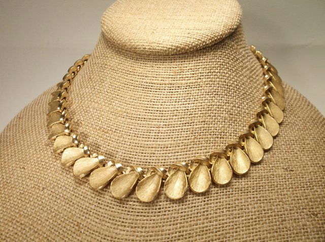 Beautiful Antique Trifari Necklace: .