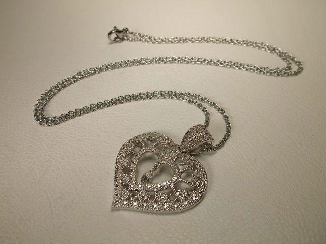Beautiful Sterling Silver Gen Diamond Necklace: with single diamond in center