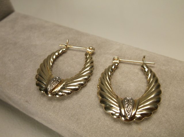 Beautiful 10kt Gold Diamond Earrings (1 of 1)