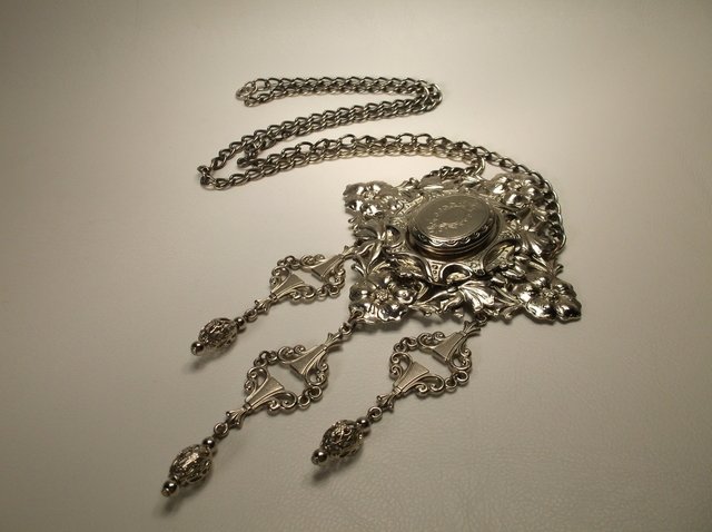 Beautiful Antique Large Locket Necklace: .