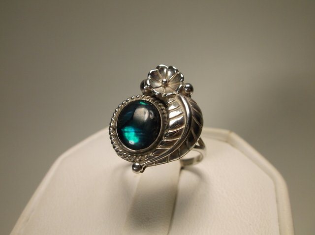 Gorgeous Sterling Silver Navajo Abalone Ring 8 STC (1 of 2)
