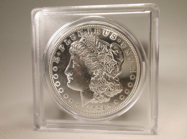 1921 US Silver Morgan Dollar (1 of 2)
