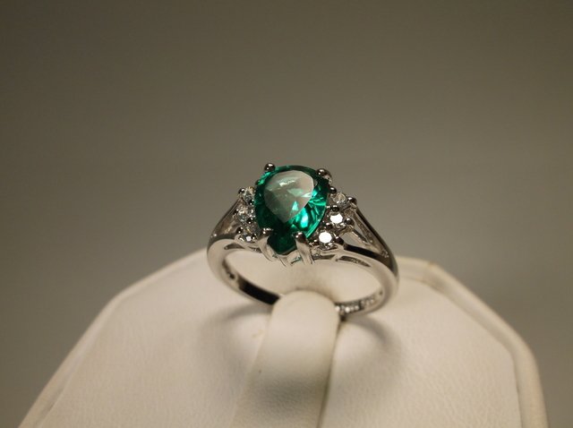 Beautiful Sterling Silver Green Stone Ring 8 (1 of 1)