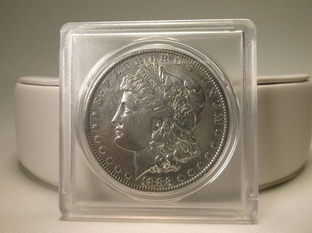 1883 O US Silver Morgan Dollar (1 of 2)