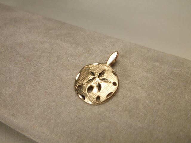 Beautiful 14kt Gold Sand Dollar Pendant (1 of 1)