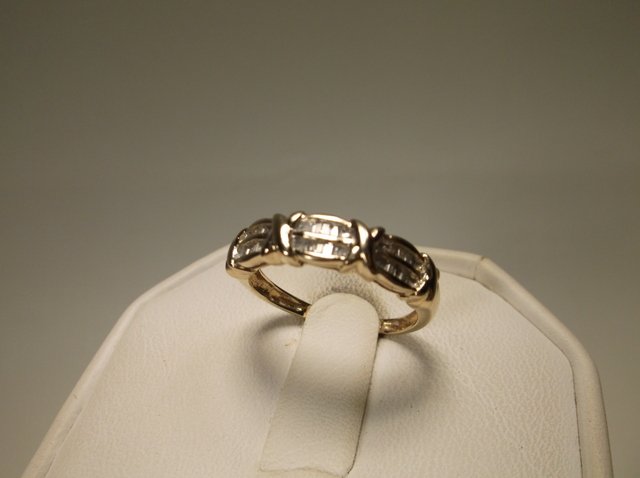 Beautiful 10kt Gold 18 Genuine Diamond Ring 6.5 (1 of 2)