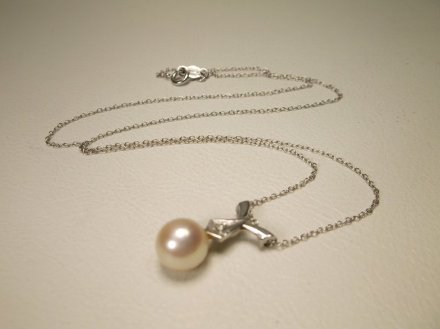 Beautiful Antique 14kt Gold Trifari Diamond Pearl: Very tought to find 14kt white gold trifari pieces, both chain and pendant are signed trifari with genuine diamond and pearl 17 inch chain