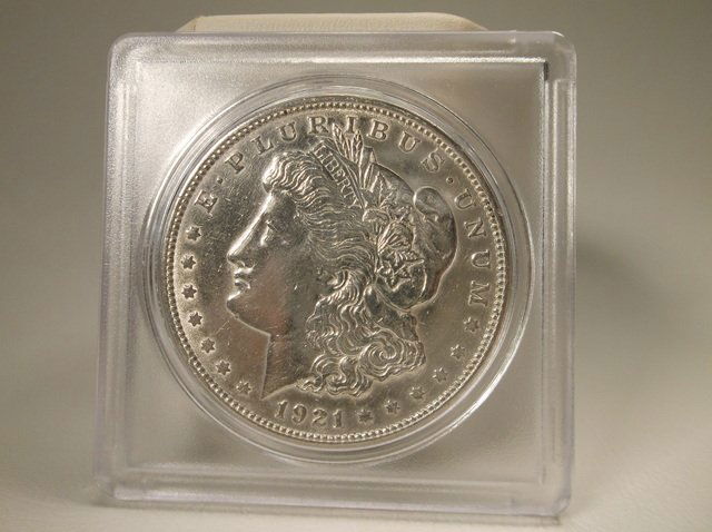 1921 US Silver Morgan Dollar (1 of 2)