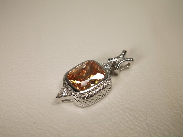 Gorgeous Sterling Silver Sunset Topaz Pendant: .
