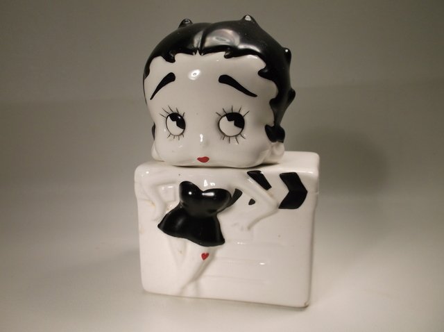 Nice Betty Boop Salt & Pepper Set (1 of 2)