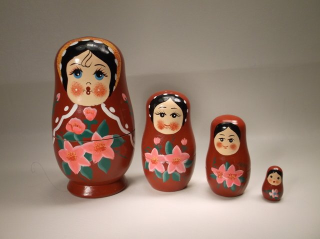 Nice Russian nesting Doll Set Wood Hand Painted (1 of 1)
