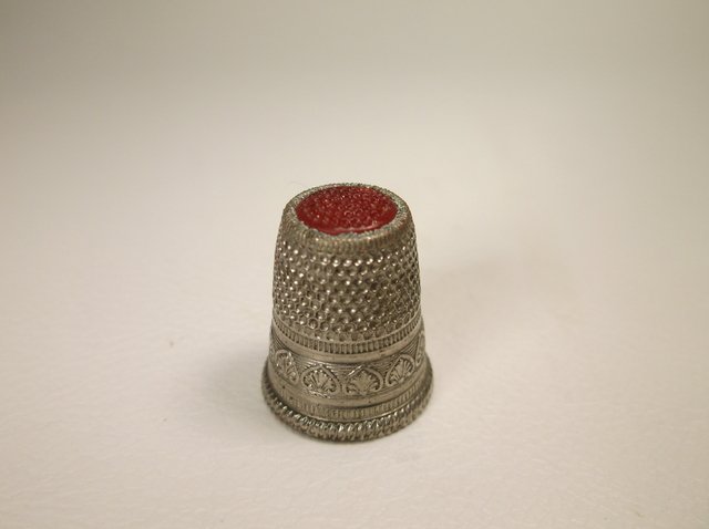 Antique Ornate Red Top Sewing Thimble: .