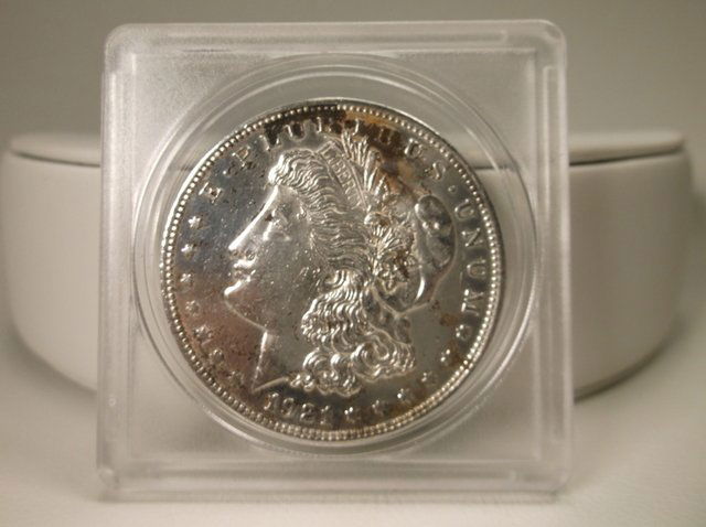1921 US Silver Morgan Dollar (1 of 2)