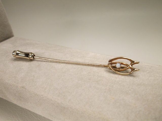 Beautiful 10kt Gold Opal Wishbone Stick pin (1 of 1)