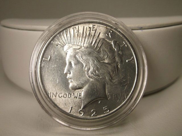 1925 US Silver Peace Dollar (1 of 2)