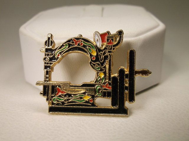 Nice Enameled Sewing Machine Brooch (1 of 1)