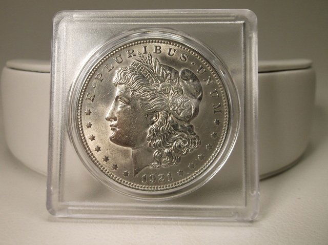 1921 US Silver Morgan Dollar (1 of 2)