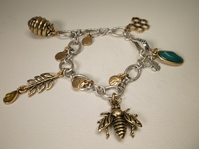 Gorgeous Honey Bee Charm Bracelet (1 of 1)