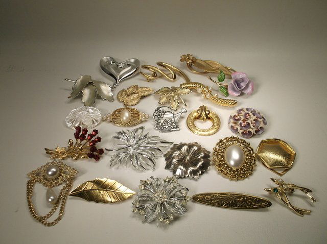 Vintage Quality Brooch & Scarf Clip Lot (1 of 2)