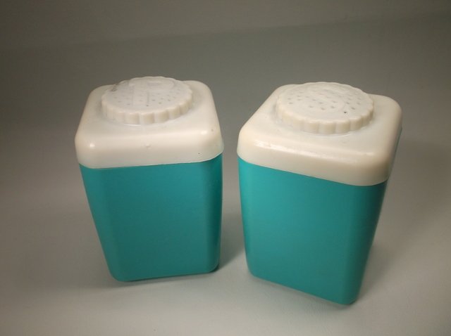 Antique Salt & Pepper Shakers Blue White: .
