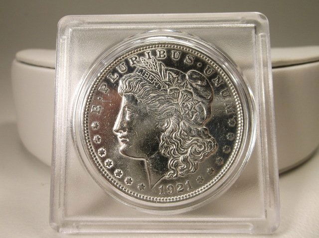 1921 US Silver Morgan Dollar (1 of 2)