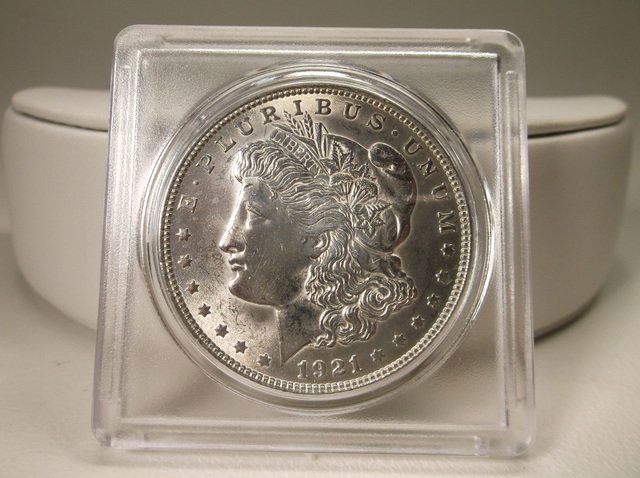 1921 US Silver Morgan Dollar (1 of 2)