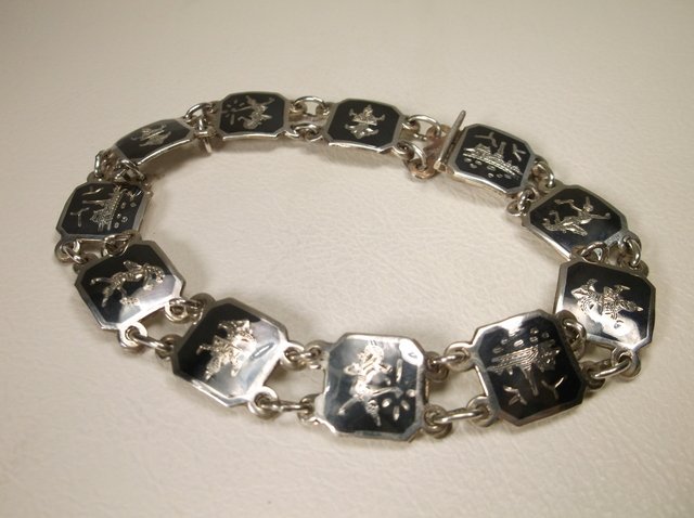 Gorgeous Antique Sterling Silver Siam Bracelet: .