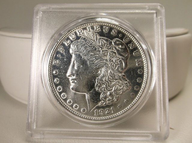 1921 US Silver Morgan Dollar (1 of 2)