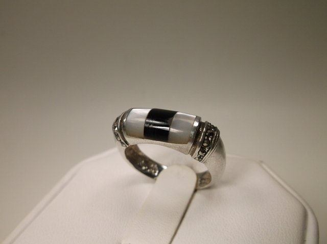 Beautiful Sterling Silver Onyx MOP Ring 7 (1 of 1)