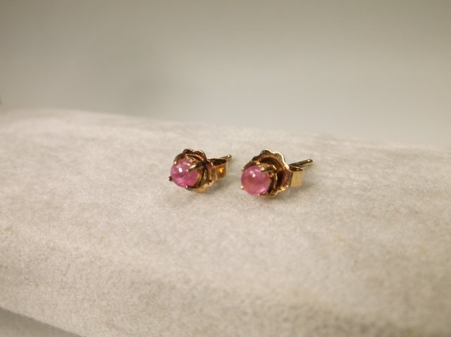 Beautiful 14kt Gold Dragons Breath Earrings w Backings (1 of 1)