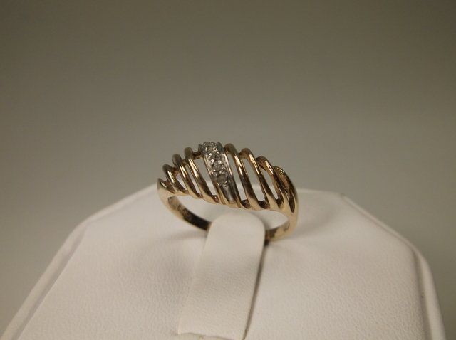 Beautiful 10kt Gold Diamond Ring 6 (1 of 1)