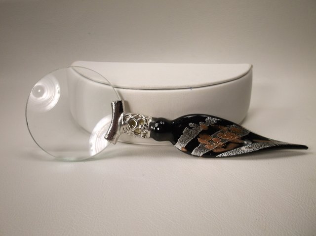 Beautiful Art Glass Magnifying Glass 6 Inch: .