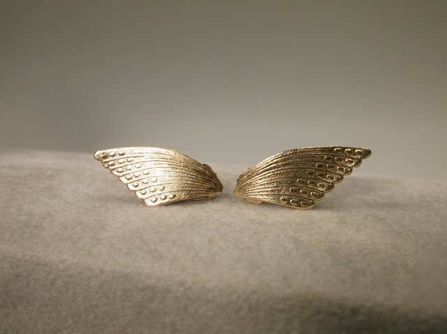Beautiful 14kt Gold Butterfly Wings Earrings w Backings (1 of 1)