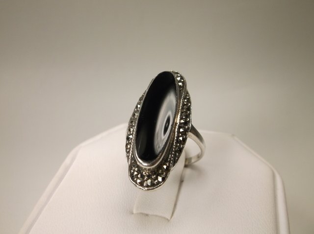 Beautiful Sterling Silver Onyx Marcasite Ring 7: .